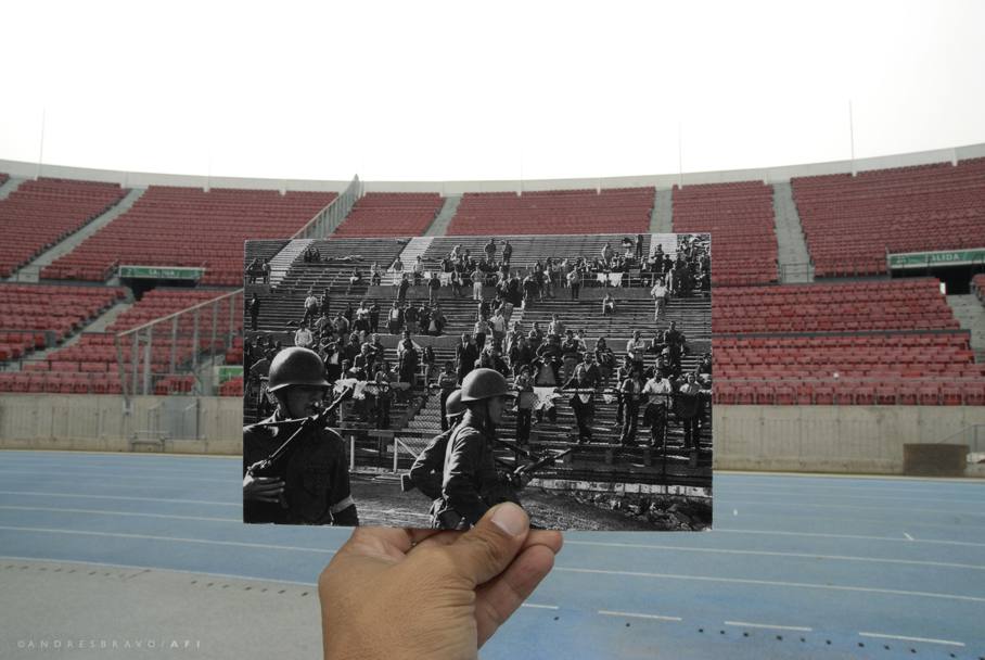 Lo stadio Nacional di Santiago del Cile, ieri e oggi. Il progetto  del fotografo Andres Bravo, che ha sovrapposto le immagini del 1973 a quelle attuali. 